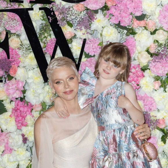 La princesse Charlène de Monaco et sa fille La princesse Gabriella de Monaco, comtesse de Carladès remettent le prix "Emerging Designer Award" à Ramzen lors de la Monte-Carlo fashion week à l'Opéra Garnier de Monaco le 24 mai 2022. © Olivier Huitel/Bestimage