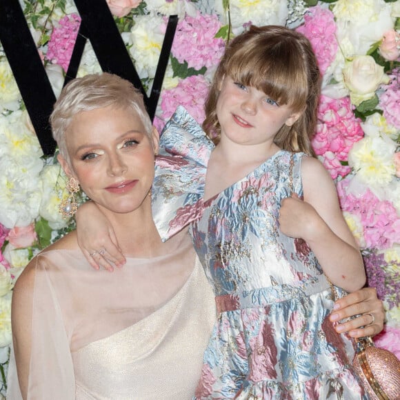 La princesse Charlène de Monaco et sa fille La princesse Gabriella de Monaco, comtesse de Carladès remettent le prix "Emerging Designer Award" à Ramzen lors de la Monte-Carlo fashion week à l'Opéra Garnier de Monaco le 24 mai 2022. © Olivier Huitel/Bestimage