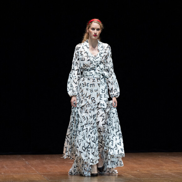 La princesse Charlène de Monaco et sa fille La princesse Gabriella de Monaco, comtesse de Carladès remettent le prix "Emerging Designer Award" à Ramzen lors de la Monte-Carlo fashion week à l'Opéra Garnier de Monaco le 24 mai 2022. © Olivier Huitel/Bestimage