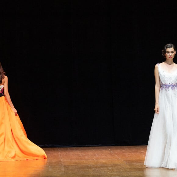 La princesse Charlène de Monaco et sa fille La princesse Gabriella de Monaco, comtesse de Carladès remettent le prix "Emerging Designer Award" à Ramzen lors de la Monte-Carlo fashion week à l'Opéra Garnier de Monaco le 24 mai 2022. © Olivier Huitel/Bestimage