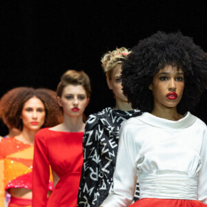 La princesse Charlène de Monaco et sa fille La princesse Gabriella de Monaco, comtesse de Carladès remettent le prix "Emerging Designer Award" à Ramzen lors de la Monte-Carlo fashion week à l'Opéra Garnier de Monaco le 24 mai 2022. © Olivier Huitel/Bestimage