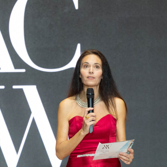 La princesse Charlène de Monaco et sa fille La princesse Gabriella de Monaco, comtesse de Carladès remettent le prix "Emerging Designer Award" à Ramzen lors de la Monte-Carlo fashion week à l'Opéra Garnier de Monaco le 24 mai 2022. © Olivier Huitel/Bestimage