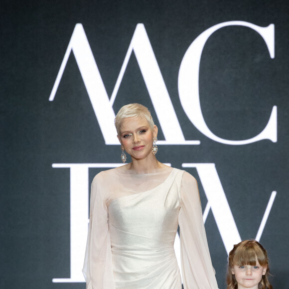 La princesse Charlène de Monaco et sa fille La princesse Gabriella de Monaco, comtesse de Carladès remettent le prix "Emerging Designer Award" à Ramzen lors de la Monte-Carlo fashion week à l'Opéra Garnier de Monaco le 24 mai 2022. © Olivier Huitel/Bestimage