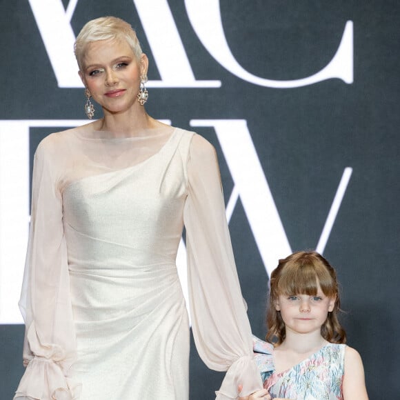 La princesse Charlène de Monaco et sa fille La princesse Gabriella de Monaco, comtesse de Carladès remettent le prix "Emerging Designer Award" à Ramzen lors de la Monte-Carlo fashion week à l'Opéra Garnier de Monaco le 24 mai 2022. © Olivier Huitel/Bestimage