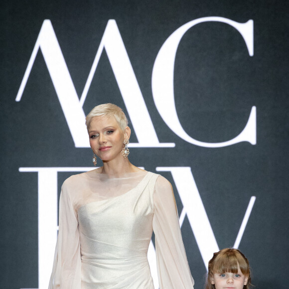 La princesse Charlène de Monaco et sa fille La princesse Gabriella de Monaco, comtesse de Carladès remettent le prix "Emerging Designer Award" à Ramzen lors de la Monte-Carlo fashion week à l'Opéra Garnier de Monaco le 24 mai 2022. © Olivier Huitel/Bestimage