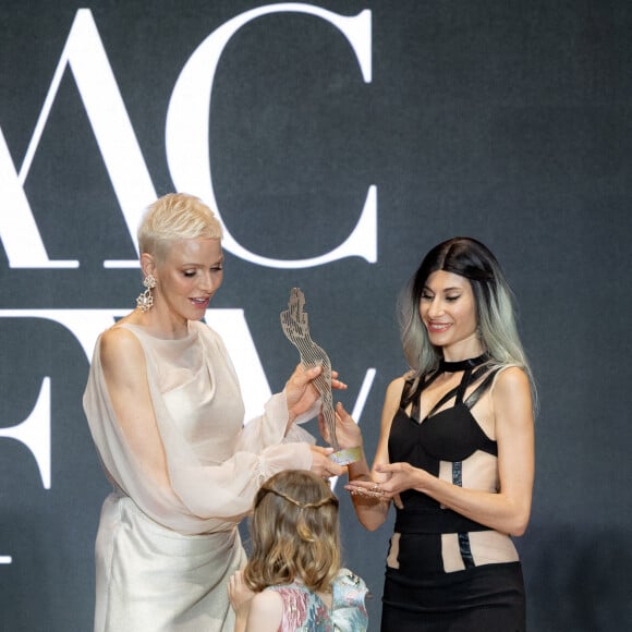 La princesse Charlène de Monaco et sa fille La princesse Gabriella de Monaco, comtesse de Carladès remettent le prix "Emerging Designer Award" à Ramzen lors de la Monte-Carlo fashion week à l'Opéra Garnier de Monaco le 24 mai 2022. © Olivier Huitel/Bestimage