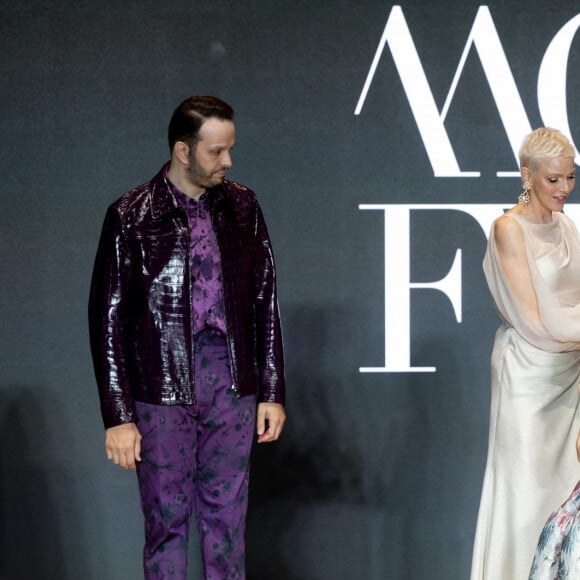 La princesse Charlène de Monaco et sa fille La princesse Gabriella de Monaco, comtesse de Carladès remettent le prix "Emerging Designer Award" à Ramzen lors de la Monte-Carlo fashion week à l'Opéra Garnier de Monaco le 24 mai 2022. © Olivier Huitel/Bestimage