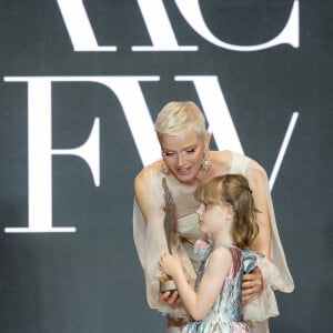 La princesse Charlène de Monaco et sa fille La princesse Gabriella de Monaco, comtesse de Carladès remettent le prix "Emerging Designer Award" à Ramzen lors de la Monte-Carlo fashion week à l'Opéra Garnier de Monaco le 24 mai 2022. © Olivier Huitel/Bestimage