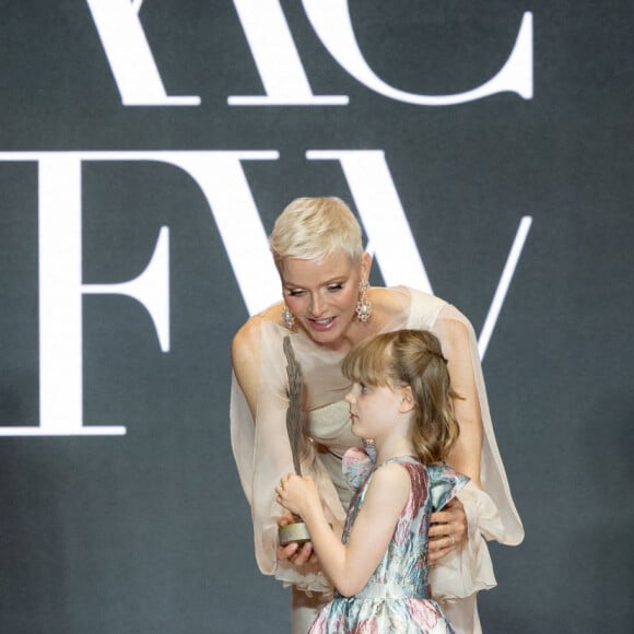 La princesse Charlène de Monaco et sa fille La princesse Gabriella de Monaco, comtesse de Carladès remettent le prix "Emerging Designer Award" à Ramzen lors de la Monte-Carlo fashion week à l'Opéra Garnier de Monaco le 24 mai 2022. © Olivier Huitel/Bestimage