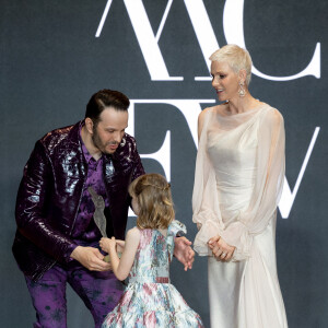 La princesse Charlène de Monaco et sa fille La princesse Gabriella de Monaco, comtesse de Carladès remettent le prix "Emerging Designer Award" à Ramzen lors de la Monte-Carlo fashion week à l'Opéra Garnier de Monaco le 24 mai 2022. © Olivier Huitel/Bestimage