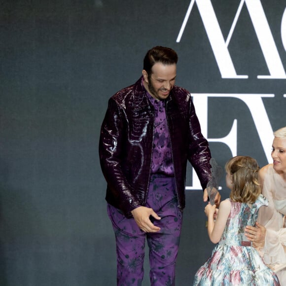 La princesse Charlène de Monaco et sa fille La princesse Gabriella de Monaco, comtesse de Carladès remettent le prix "Emerging Designer Award" à Ramzen lors de la Monte-Carlo fashion week à l'Opéra Garnier de Monaco le 24 mai 2022. © Olivier Huitel/Bestimage