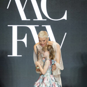 La princesse Charlène de Monaco et sa fille La princesse Gabriella de Monaco, comtesse de Carladès remettent le prix "Emerging Designer Award" à Ramzen lors de la Monte-Carlo fashion week à l'Opéra Garnier de Monaco le 24 mai 2022. © Olivier Huitel/Bestimage