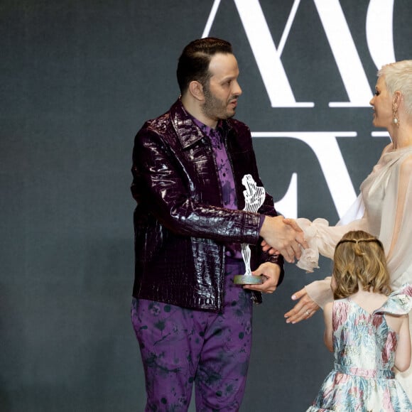 La princesse Charlène de Monaco et sa fille La princesse Gabriella de Monaco, comtesse de Carladès remettent le prix "Emerging Designer Award" à Ramzen lors de la Monte-Carlo fashion week à l'Opéra Garnier de Monaco le 24 mai 2022. © Olivier Huitel/Bestimage