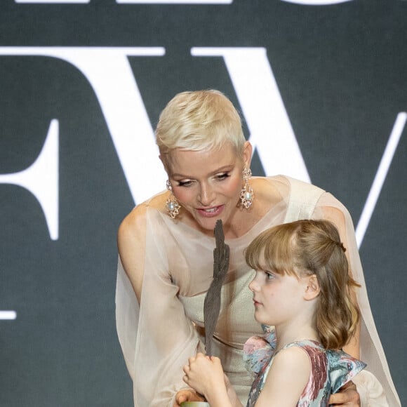 La princesse Charlène de Monaco et sa fille La princesse Gabriella de Monaco, comtesse de Carladès remettent le prix "Emerging Designer Award" à Ramzen lors de la Monte-Carlo fashion week à l'Opéra Garnier de Monaco le 24 mai 2022. © Olivier Huitel/Bestimage