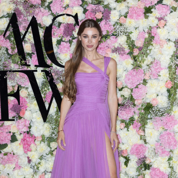 Lara Lieto - No Tabloids - La princesse Charlène de Monaco et sa fille La princesse Gabriella de Monaco, comtesse de Carladès remettent le prix "Emerging Designer Award" à Ramzen lors de la Monte-Carlo fashion week à l'Opéra Garnier de Monaco le 24 mai 2022. © Olivier Huitel/Bestimage