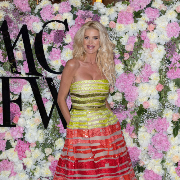 Victoria Silvstedt -  La princesse Charlène de Monaco et sa fille La princesse Gabriella de Monaco, comtesse de Carladès remettent le prix "Emerging Designer Award" à Ramzen lors de la Monte-Carlo fashion week à l'Opéra Garnier de Monaco le 24 mai 2022. © Olivier Huitel/Bestimage