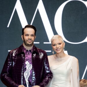 No Tabloids - La princesse Charlène de Monaco et sa fille La princesse Gabriella de Monaco, comtesse de Carladès remettent le prix "Emerging Designer Award" à Ramzen lors de la Monte-Carlo fashion week à l'Opéra Garnier de Monaco le 24 mai 2022. © Olivier Huitel/Bestimage  No Tabloids - Princess Charlene of Monaco and her daughter Princess Gabriella of Monaco, Countess of Carladès present the "Emerging Designer Award" to Ramzen during Monte-Carlo fashion week at the Opéra Garnier in Monaco on May 24, 2022. 