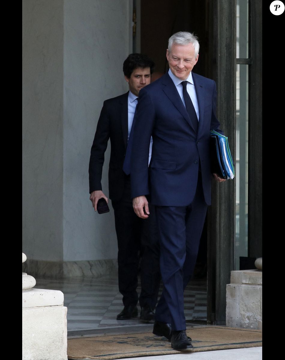 Julien Denormandie, ministre de l'Agriculture et le ministre de l'Economie et des Finances, Bruno Le Maire à la sortie du conseil des ministres, au palais de l'Elysée, Paris, le 20 avril 2022