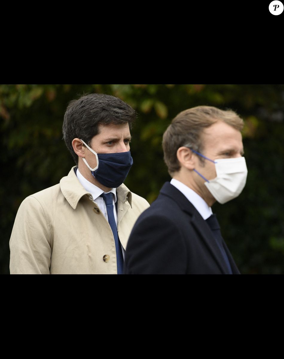 Le président Emmanuel Macron est en visite au refuge pour chiens et chats Saint-Adrien à Gray en Haute-Saône le 4 octobre 2021. Non loin de lui se trouve le ministre de l'Agriculture Julien Denormandie