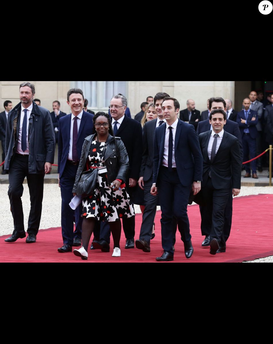 Arnaud Leroy, Benjamin Griveaux, Sibeth Ndiaye, Jean-Marie Girier, Richard Ferrand, Julien Denormandie, Stéphane Séjourné, Sylvain Fort lors de la passation de pouvoir entre Emmanuel Macron et François Hollande au palais de l'Elysée à Paris le 14 mai 2017