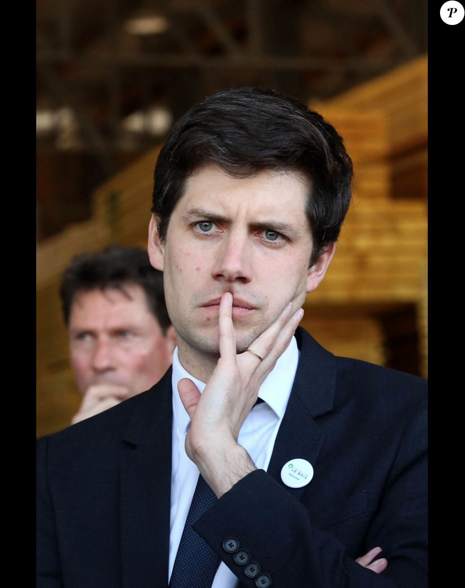 Julien Denormandie, secrétaire d'Etat auprès du ministre de la Cohésion des territoires - Le président de la République française Emmanuel Macron visite la scierie Germain-Mougenot, à Saulxures-sur-Moselotte, France, le 18 avril 2018