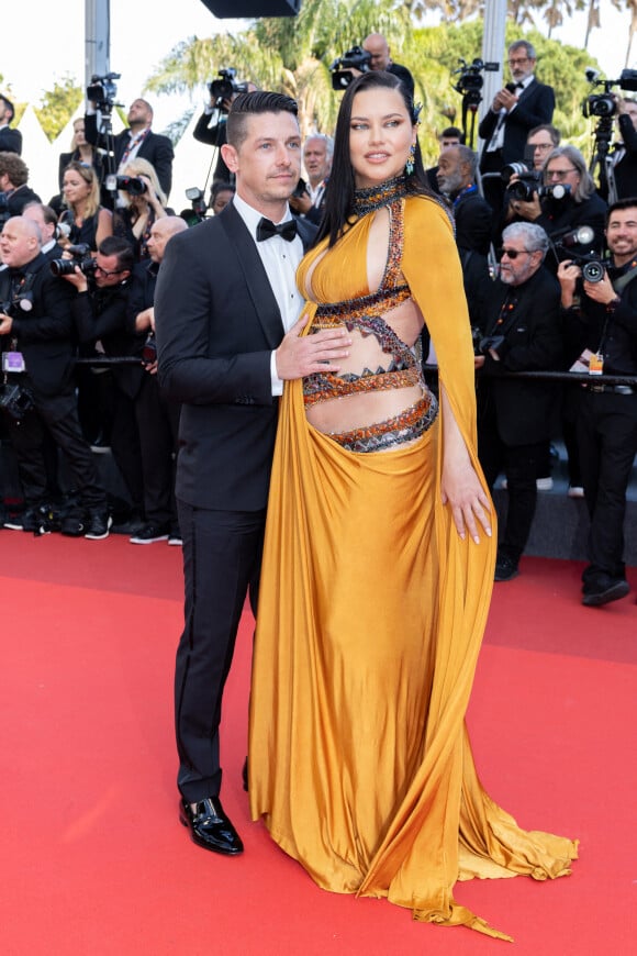 Andre Lemmers et sa compagne Adriana Lima (enceinte) - Montée des marches du film " Elvis " lors du 75ème Festival International du Film de Cannes. Le 25 mai 2022 © Olivier Borde / Bestimage
