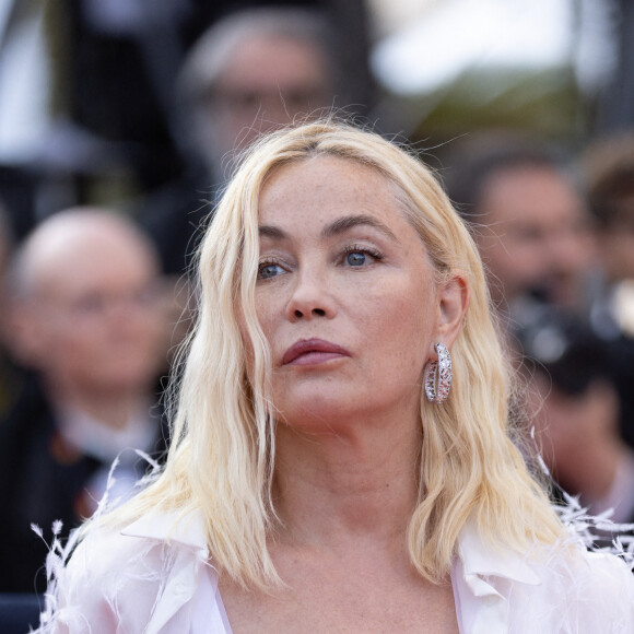 Emmanuelle Béart - Montée des marches du film " Elvis " lors du 75ème Festival International du Film de Cannes. Le 25 mai 2022 © Cyril Moreau / Bestimage