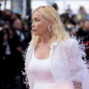 Emmanuelle Béart - Montée des marches du film " Elvis " lors du 75ème Festival International du Film de Cannes. Le 25 mai 2022 © Cyril Moreau / Bestimage
