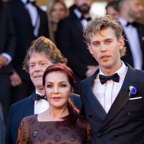 Steve Binder, Priscilla Presley, Austin Butler - Montée des marches du film " Elvis " lors du 75ème Festival International du Film de Cannes. Le 25 mai 2022 © Olivier Borde / Bestimage