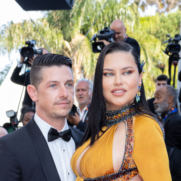 Andre Lemmers et sa compagne Adriana Lima (enceinte) - Montée des marches du film "Elvis" lors du 75e Festival International du Film de Cannes. Le 25 mai 2022. © Olivier Borde / Bestimage