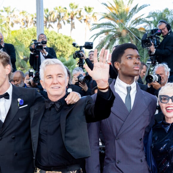 Priscilla Presley, Steve Binder, Olivia Dejonge, Austlin Butler, Baz Luhrmann, Alton Mason, Catherine Martin, Tom Hanks - Montée des marches du film "Elvis" lors du 75e Festival International du Film de Cannes. Le 25 mai 2022. © Olivier Borde / Bestimage