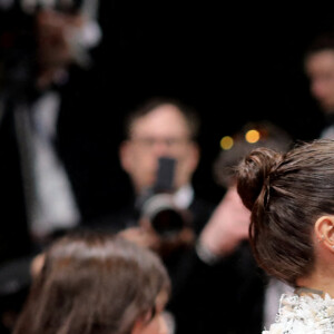 Nabilla Benattia (enceinte) et son mari Thomas Vergara - Montée des marches du film " Stars At Noon " lors du 75ème Festival International du Film de Cannes. Le 25 mai 2022 © Dominique Jacovides / Bestimage