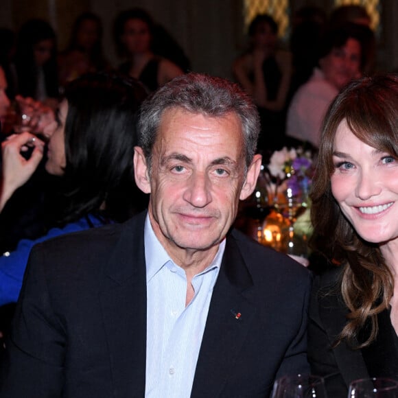 Exclusif - Nicolas Sarkozy et sa femme Carla Bruni-Sarkozy - Dîner des "Femmes Culottées" Etam au Musée de la Monnaie à Paris le 22 mars 2022. Avec "Femmes culottées", Etam a décidé de mettre à l'honneur 52 femmes dans une série de photos de S. Sieff. Soutenant le réseau associatif Solidarité Femmes, le projet mêlera des noms connus et des personnalités de l'ombre à l'histoire inspirante. Cette initiative sur le long court est menée main dans la main avec Solidarité Femmes, réseau de 73 associations qui luttent contre les violences faites aux femmes et le 3919, le numéro d'aide aux femmes victimes de violences. Toutes les participantes arborent d'ailleurs un t-shirt blanc sur lequel on peut lire Femme Culottée. La pièce est disponible à l'achat en ligne ou en magasin pour 19,99 euros. L'intégralité des bénéfices de ce dernier ira au réseau associatif, un moyen pour la marque de marquer son engagement. © Rachid Bellak/Bestimage 