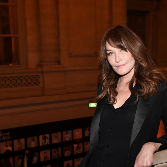 Exclusif - Carla Bruni-Sarkozy - Dîner des "Femmes Culottées" Etam au Musée de la Monnaie à Paris le 22 mars 2022. Avec "Femmes culottées", Etam a décidé de mettre à l'honneur 52 femmes dans une série de photos de S. Sieff. Soutenant le réseau associatif Solidarité Femmes, le projet mêlera des noms connus et des personnalités de l'ombre à l'histoire inspirante. Cette initiative sur le long court est menée main dans la main avec Solidarité Femmes, réseau de 73 associations qui luttent contre les violences faites aux femmes et le 3919, le numéro d'aide aux femmes victimes de violences. Toutes les participantes arborent d'ailleurs un t-shirt blanc sur lequel on peut lire Femme Culottée. La pièce est disponible à l'achat en ligne ou en magasin pour 19,99 euros. L'intégralité des bénéfices de ce dernier ira au réseau associatif, un moyen pour la marque de marquer son engagement. © Rachid Bellak/Bestimage 