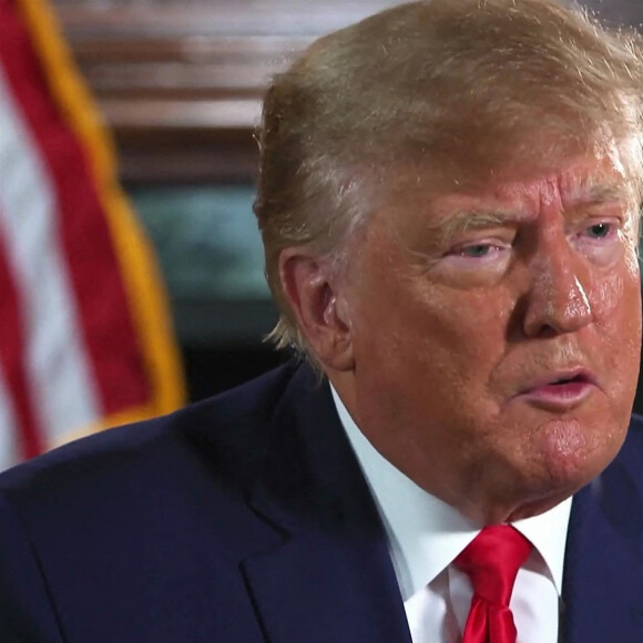 Vifs désaccords entre Donald Trump et le journaliste Piers Morgan lors d'une interview pour l'émission "Piers Uncensored". Piers Morgan a notamment reproché à l'ancien président de ne pas avoir assumé sa responsabilité dans les émeutes au Capitole et sa défaite aux élections. Amis depuis 15 ans, Donald Trump n'a pourtant pas hésité à quitter les lieux en trombe à peine l'interview terminée. Le 21 avril 2022. 