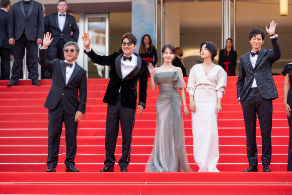 Hirokazu Koreeda, Song Kang-ho, Lee Ji-eun, Lee Joo-Young, Gang Dong-won - Montée des marches du film " Broker (Les bonnes étoiles) " lors du 75ème Festival International du Film de Cannes. Le 26 mai 2022