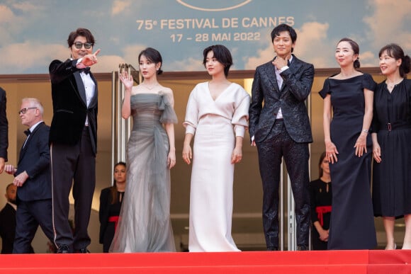 Song Kang-ho, Lee Ji-eun, Lee Joo-Young, Gang Dong-won, Bae Doo-na, guest - Montée des marches du film " Broker (Les bonnes étoiles) " lors du 75ème Festival International du Film de Cannes. Le 26 mai 2022