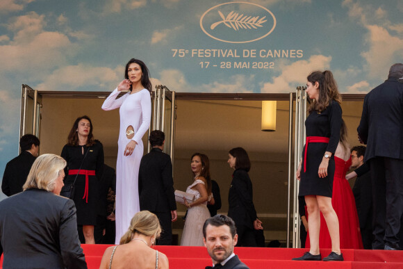Bella Hadid - Montée des marches du film " Broker (Les bonnes étoiles) " lors du 75ème Festival International du Film de Cannes. Le 26 mai 2022