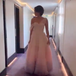 Miss France 2022 Diane Leyre confie ses galères de robe sur Instagram le jour de sa montée des marches au Festival de Cannes le 26 mai 2022. Elle a fini par trouver une robe sublime d'une créatrice ukrainienne, Milla.