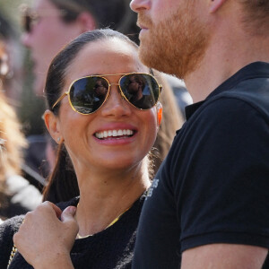 Le prince Harry et Meghan Markle lors du "Land Rover Challenge" au premier jour des Invictus Games 2020 à La Haye, le 16 avril 2022. 