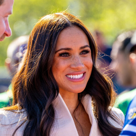 Le prince Harry et Meghan Markle assistent à la finale d'athlétisme, au deuxième jour des Invictus Games 2020 à La Haye, le 17 avril 2022.