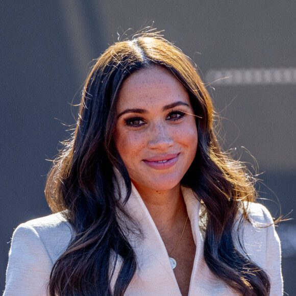 Le prince Harry et Meghan Markle assistent à la finale d'athlétisme, au deuxième jour des Invictus Games 2020 à La Haye, le 17 avril 2022.