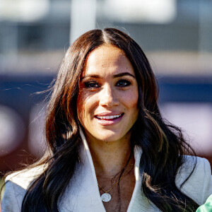 Le prince Harry et Meghan Markle assistent à la finale d'athlétisme, au deuxième jour des Invictus Games 2020 à La Haye, le 17 avril 2022.