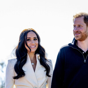 Le prince Harry et Meghan Markle assistent à la finale d'athlétisme, au deuxième jour des Invictus Games 2020 à La Haye, le 17 avril 2022.