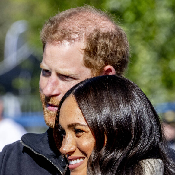 Le prince Harry et Meghan Markle assistent à la finale d'athlétisme, au deuxième jour des Invictus Games 2020 à La Haye, le 17 avril 2022.