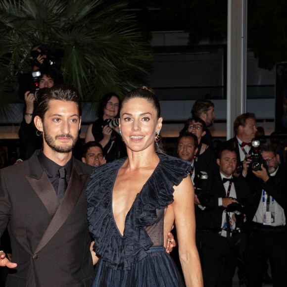 Pierre Niney et sa femme Natasha Andrews - Montée des marches du film " Mascarade " lors du 75ème Festival International du Film de Cannes. Le 27 mai 2022 © Cyril Moreau / Bestimage 