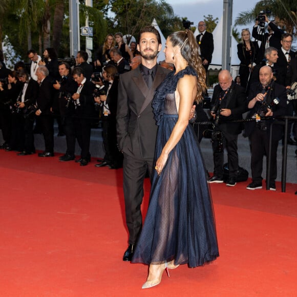 Pierre Niney et sa femme Natasha Andrews - Montée des marches du film " Mascarade " lors du 75ème Festival International du Film de Cannes. Le 27 mai 2022 © Olivier Borde / Bestimage 