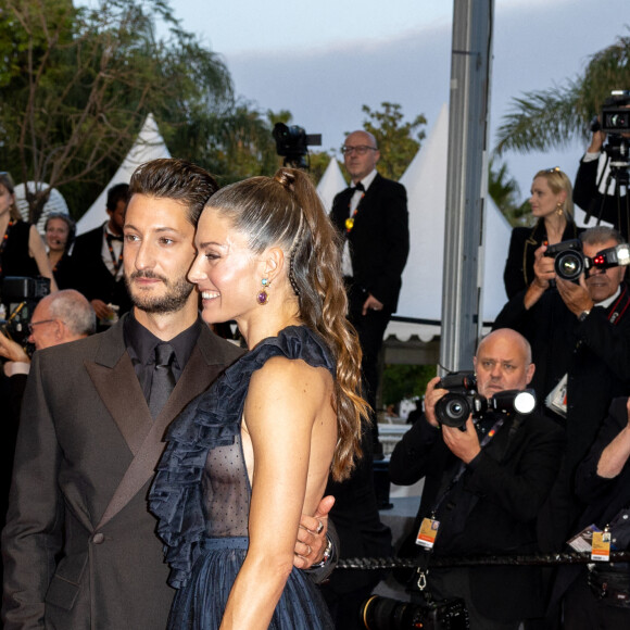 Pierre Niney et sa femme Natasha Andrews - Montée des marches du film " Mascarade " lors du 75ème Festival International du Film de Cannes. Le 27 mai 2022 © Olivier Borde / Bestimage 