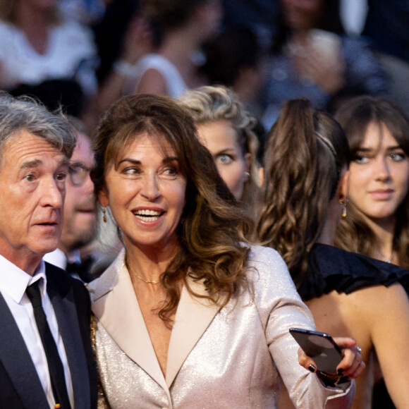 François Cluzet et sa femme Narjiss Slaoui-Falcoz - Montée des marches du film " Mascarade " lors du 75ème Festival International du Film de Cannes. Le 27 mai 2022 © Cyril Moreau / Bestimage 