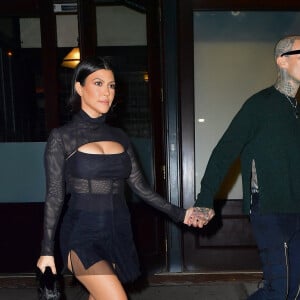 Mariage - Kourtney Kardashian et Travis Barker se sont mariés à Las Vegas - Exclusif - Kourtney Kardashian quitte son hôtel avec son compagnon Travis Barker pour aller dîner avec sa soeur Kendall à New York le 14 octobre 2021. 